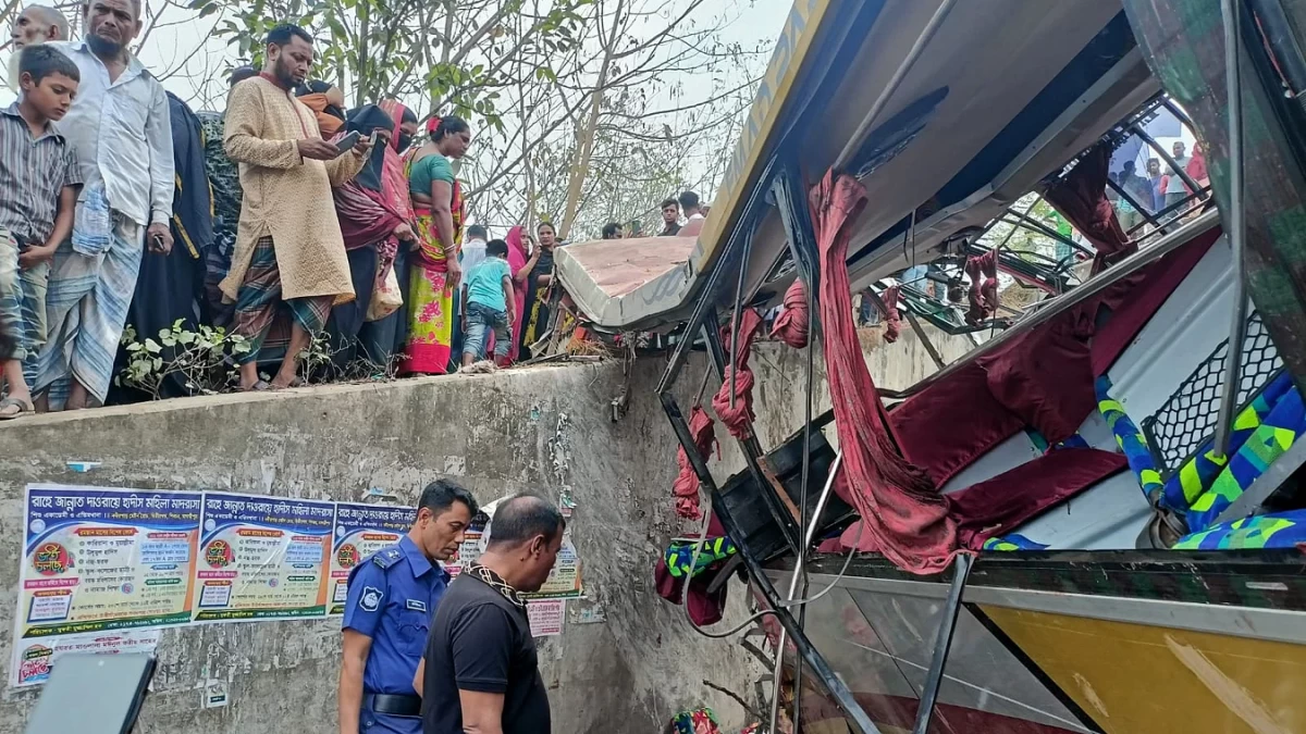 শিবচরের এক্সপ্রেসওয়ে থেকে বাস খাদে, নিহত ১৬