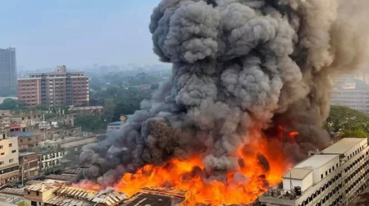 বঙ্গবাজারে আগুন: ক্ষতিগ্রস্তদের পাশে থাকার প্রতিশ্রুতি সরকারের