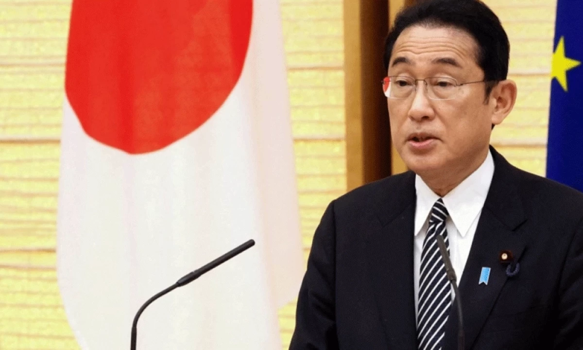 জাপানের প্রধানমন্ত্রীকে লক্ষ্য করে স্মোক বোমা নিক্ষেপ