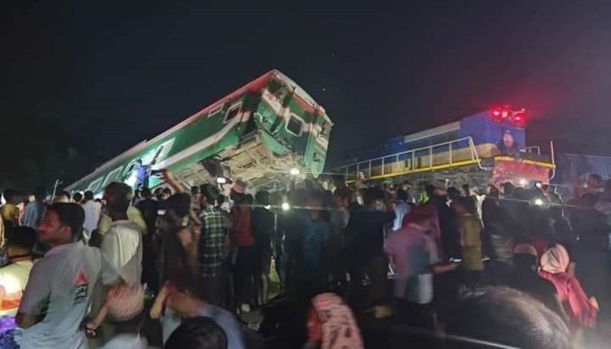 কুমিল্লায় ট্রেন দুর্ঘটনায় ইসির ১২ কর্মকর্তা আহত