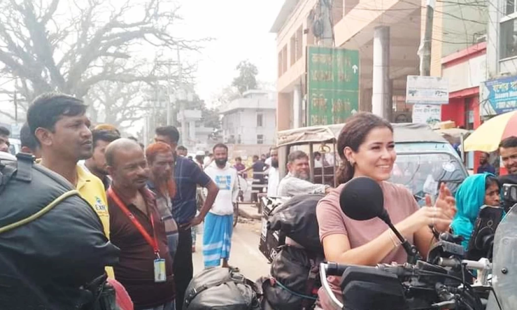 মোটরসাইকেলে এলেন ২ স্পেনীয় ভাষা-শহীদদের প্রতি শ্রদ্ধা জানাতে