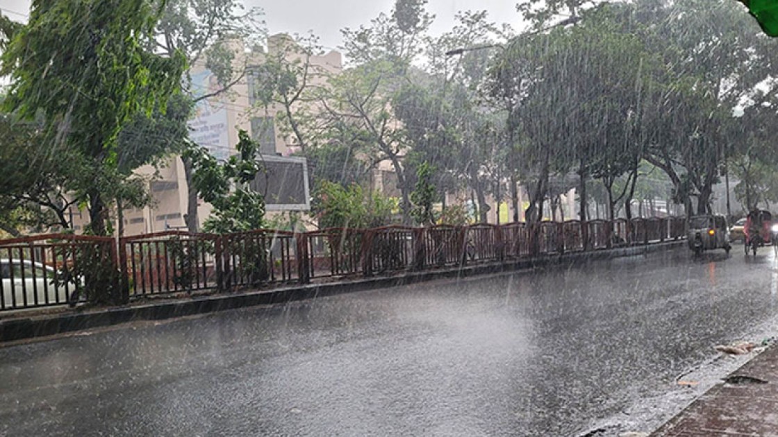 রাজধানী জুড়ে স্বস্তির বৃষ্টি,তাপমাত্রা কমছে