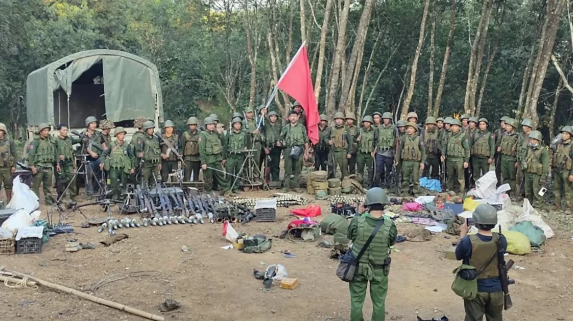 মিয়ানমারে প্রতিরোধ বাহিনীর কাছে জান্তার ৯০ সেনার আত্মসমর্পণ