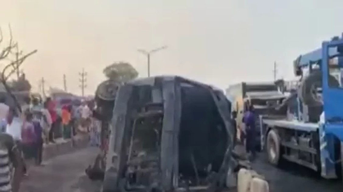 তেলের লরি উল্টে ৫ গাড়িতে আগুন, নিহত ১