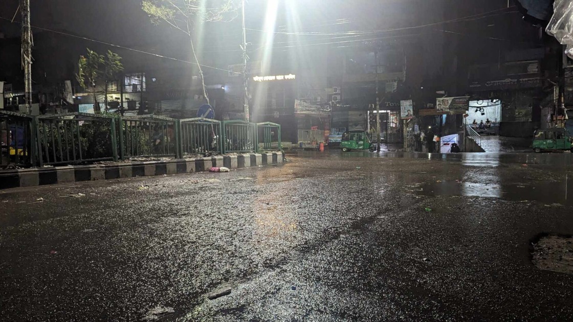 রাজধানীতেও রেমালের প্রভাব, দমকা বাতাসের সঙ্গে ঝরছে বৃষ্টি