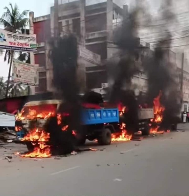 ভোলা পৌরসভার অবৈধ স্থাপনা দখলমুক্ত অভিযান:  পৌর কর্মচারীদের উপর হামলা :৩টি গাড়ি আগুন