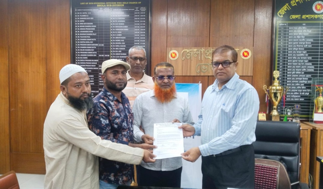 ওয়েষ্ট জোন পাওয়ারে আউটসোর্সিং নিয়োগ বাতিলের দাবিতে ভোলা জেলা প্রশাসকে স্মারকলিপি প্রদান