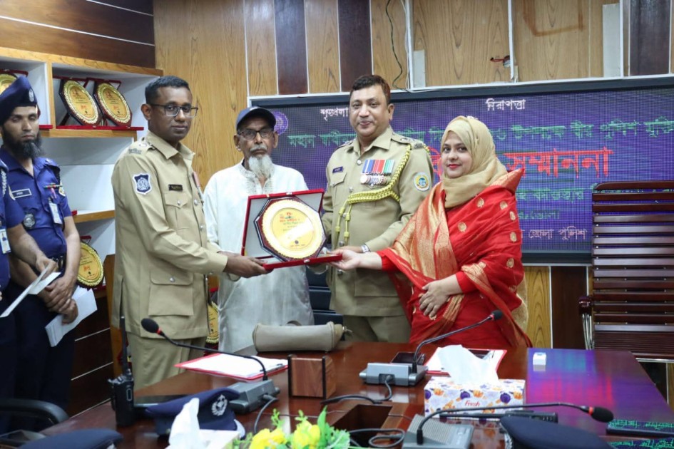 ভোলায় মহান মুক্তিযুদ্ধে অংশগ্রহণকারী বীর মুক্তিযোদ্ধা পুলিশ সদস্যদের জেলা পুলিশের পক্ষ থেকে বিশেষ সংবর্ধনা